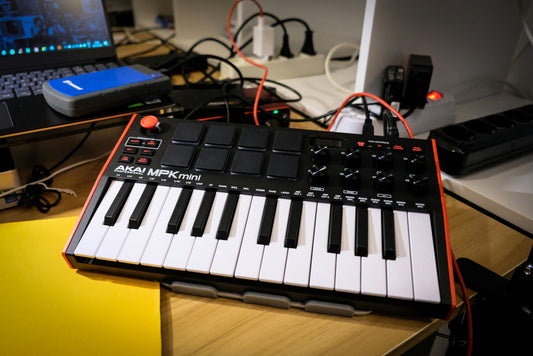 Drum Pads vs No Drum Pads on MIDI Keyboards – Which Is Better for Producers?